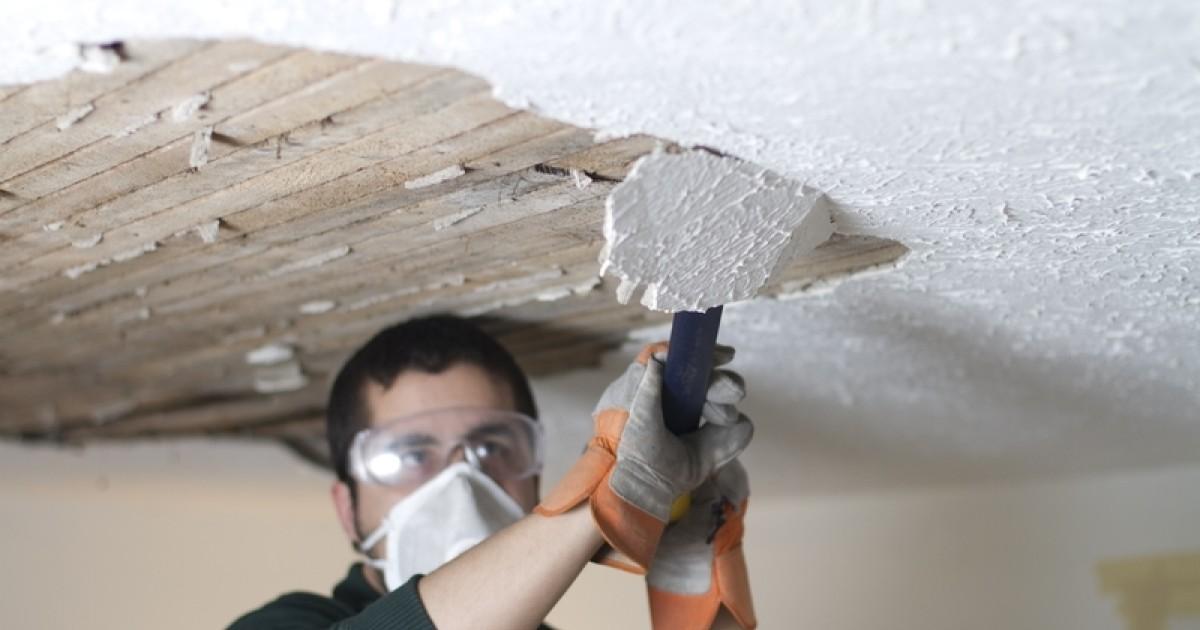 Stukadoor in Zwolle haalt beschadigd stucwerk van het plafond voor een nette afwerking